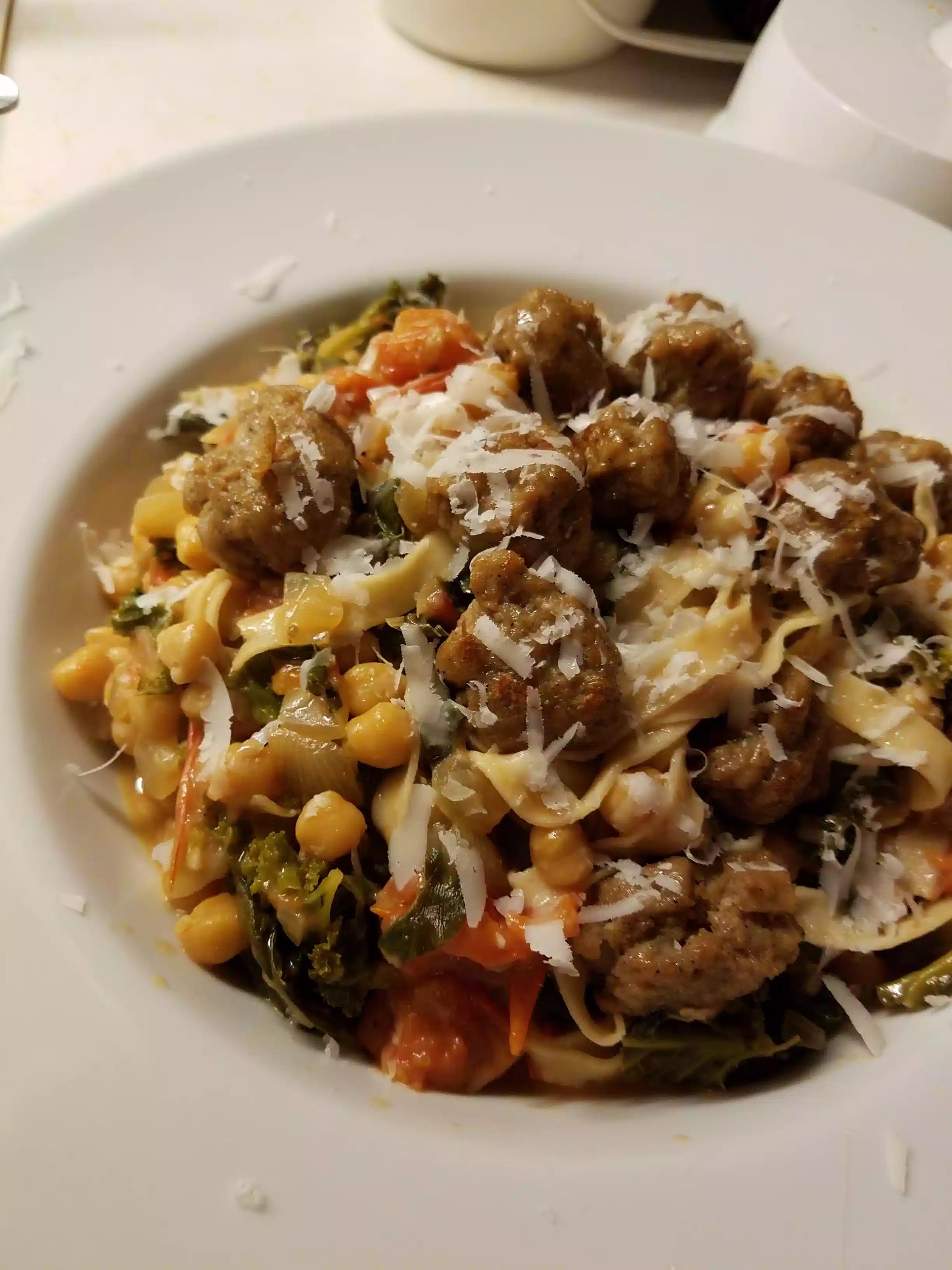 Wheat pasta with garbanzo beans and greens Digestables